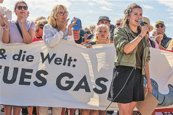 Protest gegen umstrittene Gasförderung: „Fridays for Future“-Aktivistin Luisa Neubauer sprach bei der Demo auf der Insel Borkum.