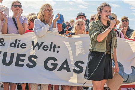 Protest gegen umstrittene Gasförderung: „Fridays for Future“-Aktivistin Luisa Neubauer sprach bei der Demo auf der Insel Borkum.