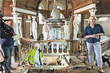 Ralf Dröge vom Staatlichen Baumanagement Nord-West entfernte einen Stein aus der Gruft unter dem Edo-Wiemken-Denkmal. Durch die Öffnung wurde der Blick in die Grabkammer mit einer 360-Grad-Kamera möglich. Ein historischer Moment – nicht nur für Prof. Dr. Antje Sander vom Schlossmuseum.