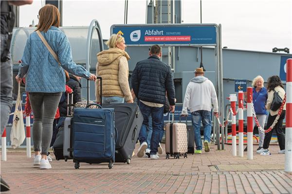 Rückläufiger Trend? Im ersten Halbjahr 2025 kamen viele Urlauber nach Ostfriesland, wie hier am Fähranleger in Norddeich.