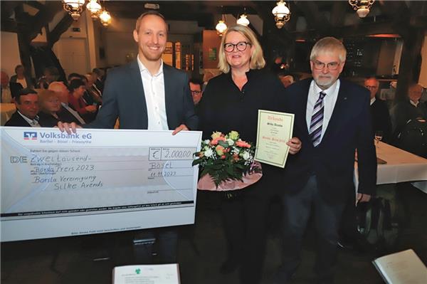 Silke Arends erhielt die Auszeichnung vom Vorsitzenden der Borsla-Vereinigung, Dr. Josef Willers. Den symbolischen Scheck überreichte Matthias Latta von der Volksbank Barßel-Bösel-Friesoythe.
