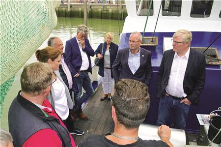 Station machte Niedersachsens Wirtschaftsminister Dr. Bernd Althusmann (rechts im Bild) während seiner Sommerreise in Ostfriesland auch in demFischerort Neuharlingersiel. Hier hatte er ein offenes Ohr für die Sorgen der Krabbenfischer.