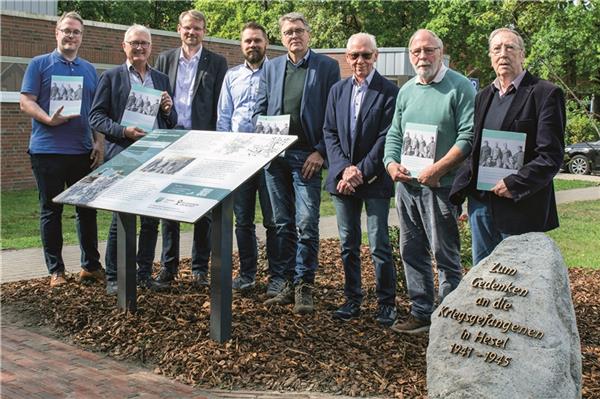 Stellten das Heft zur ostfriesischen Kulturgeschichte über die Kriegsgefangenen in Hesel vor: v.l. Dr. Heiko Suhr, Dr. Paul Weßels, Landschaftsdirektor Dr. Matthias Stenger, Joachim Duin, Bürgermeister Gerd Dählmann, Johann Mijatovic, Alwin de Buhr und Erwin Köster.