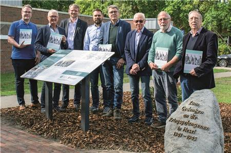 Stellten das Heft zur ostfriesischen Kulturgeschichte über die Kriegsgefangenen in Hesel vor: v.l. Dr. Heiko Suhr, Dr. Paul Weßels, Landschaftsdirektor Dr. Matthias Stenger, Joachim Duin, Bürgermeister Gerd Dählmann, Johann Mijatovic, Alwin de Buhr und Erwin Köster.