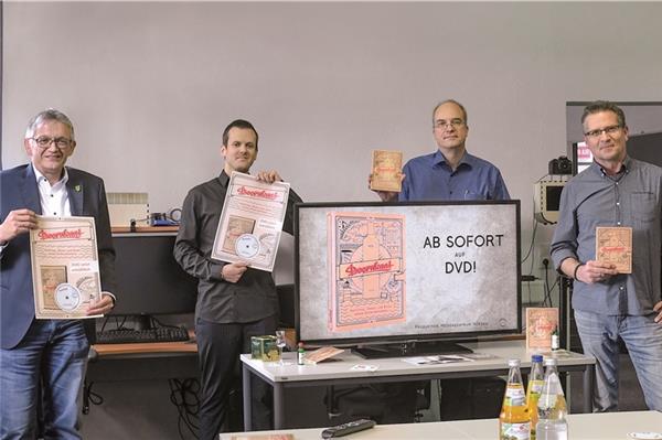 Stellten den Film vor (von links): der Auricher Landrat Olaf Meinen, Jannik Janßen (MedienzentrumNorden), Ralf Gotthard (fachlicher Berater) sowie Günter Wrobel (Leiter des Medienzentrums).