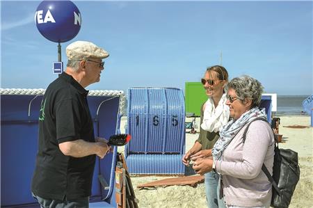 Strandkorbputzen in Dornumersiel: Bei seinem „Arbeitseinsatz“ für die Touristik kam Ministerpräsident Stephan Weil auch mit Urlaubern ins Gespräch.
