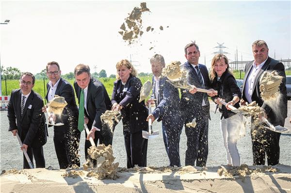 Symbolischer erster Spatenstich (von links): Arnaud Grévoz, Torsten Garmatz (beide Neuconnect), Gregory Hands (britischer Staatsminister für Handelspolitik), Julia Prescot (Neuconnect), Bundeswirtschaftsminister Robert Habeck, Niedersachsens Wirtschaftsminister Olaf Lies, die Bundestagsabgeordnete Siemtje Möller und Wilhelmshavens Oberbürgermeister Carsten Feist.