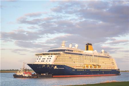 Ungewöhnlich für Emden: Das Kreuzfahrtschiff „Spirit of Discovery“, hier bei der Emsüberführung im Mai 2019, kam im Juli mit 1000 Passagieren für einen Tagesausflug in die Seehafenstadt.