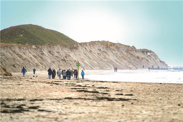 Wind und Wellen rissen Tausende Kubikmeter Sand mit sich: Dünenabbruchkanten, wie hier auf Norderney, sind zudem gefährlich. Auf Wangerooge stürzte eine Frau in die Tiefe.